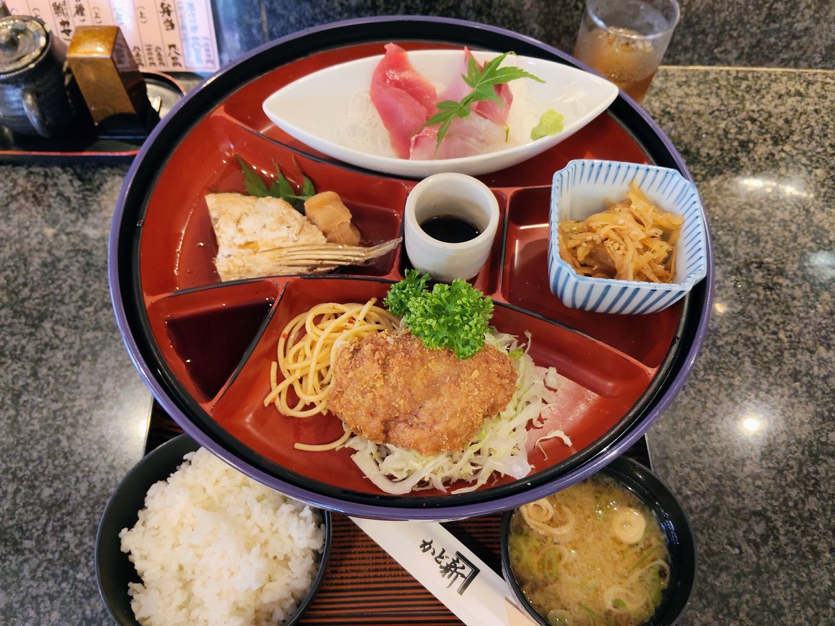 bluefish5673's tweet photo. 今日の日替りのメインは揚げたてジューシーなメンチカツでした〜
美味しかったです😁

#かど新　#新宿 https://t.co/fTBqVe3puJ
