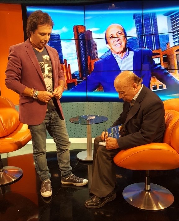 cesaralo's tweet photo. Tristeza en Colombia por el fallecimiento de Alfonso Lizarazo (87) en Barranquilla. Un grande de nuestra TV que nos invitó a llevar una escuelita en nuestro corazón y a reír. Sabados Felices, Operación Jaja, Campeones de la Risa. Lo extrañaremos siempre.
Me regaló su libro en #Acceso 🇨🇴