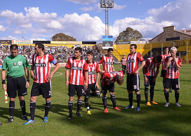 CristiaanEdlp's tweet photo. El cariño que le tengo a este Estudiantes mitad de tabla.
Muchos jugadores muy queribles, viejos y pibes, la pilcha Adidas, una primera con 20 equipos. El pasado fue mejor. https://t.co/bfBpinhZ74