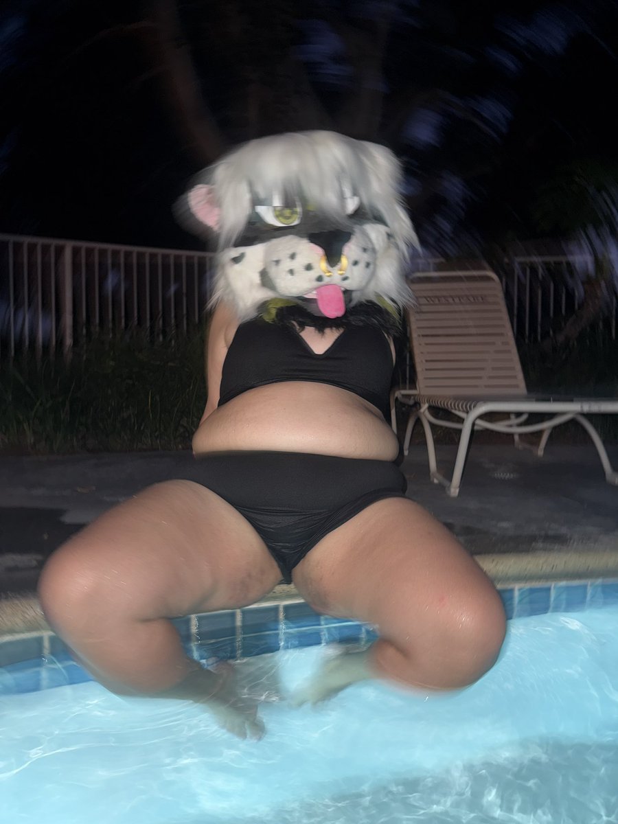 spacey_universe's tweet photo. lets chill in the hot tub and listen to slowdive this #TummyTuesday https://t.co/bq43JG3Cgu