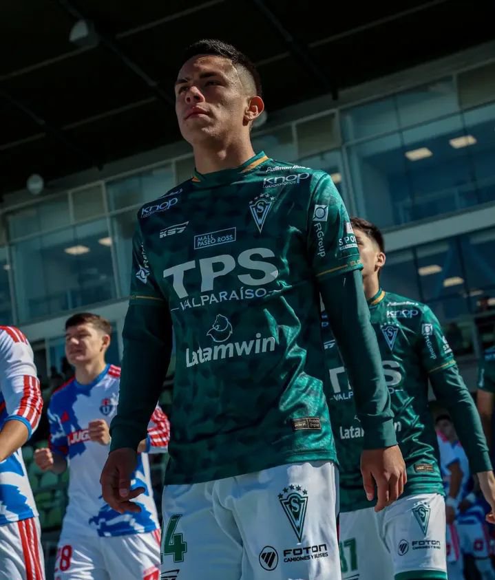 goolazoradio's tweet photo. El lateral de Santiago Wanderers Alexander Dubó fue absuelto por el Tribunal de Disciplina, tras ser expulsado ante Deportes Santa Cruz, por lo que quedó habilitado para el encuentro frente a San Marcos de Arica.
Foto. Comunicaciones Santiago Wanderers. https://t.co/OQXlYlpRWI