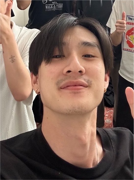 teevithe's tweet photo. GUENDENG REK ASLI TEE KUMIS TIPIS!!!!!! terus sehari setelahnya langsung dicukur kumisnya buat shooting mv mr.k AH DEW JIRAWAT😭😭😭

#MrKillSeriesEP5
#MrKMV https://t.co/1qnEQxF2zO