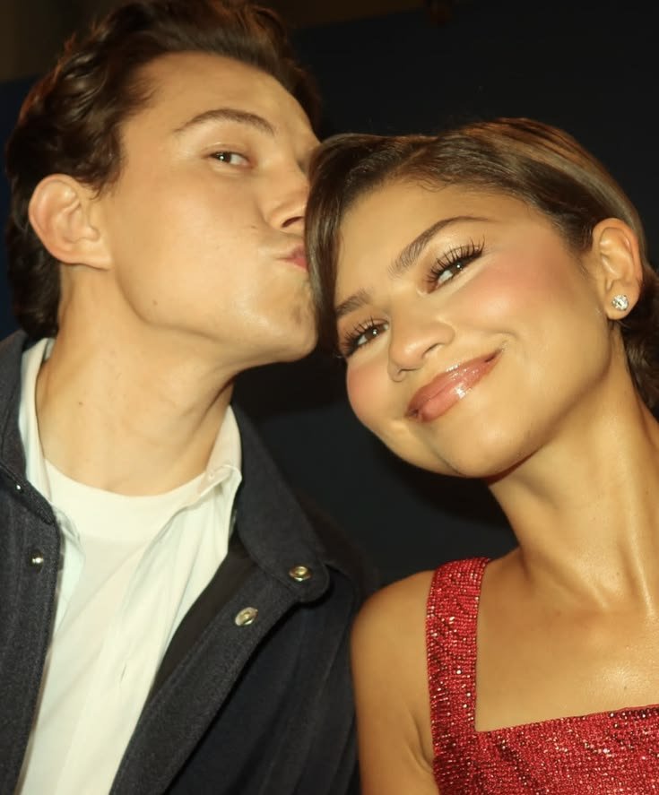 solounrandomma's tweet photo. Olvidando completamente de que una relación amorosa va más halla de lo atractivo y entiendo que la gente esté cansada de ver a Zendaya en cada película/serie o que no les parezca la más atractiva, ¿pero que ganan con tirarle hate a su relación y decir que es fea y espantosa? https://t.co/hKeulK2FUs