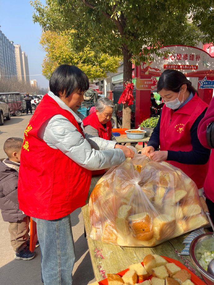 Subsoni48874433's tweet photo. 今天在社区独居老人助餐点当志愿者，帮阿姨们打餐、陪爷爷们唠嗑，收到一张皱巴巴的手写感谢卡，字歪歪扭扭的却暖到心坎里，公益小事也有大温度 https://t.co/4irri4niXE
