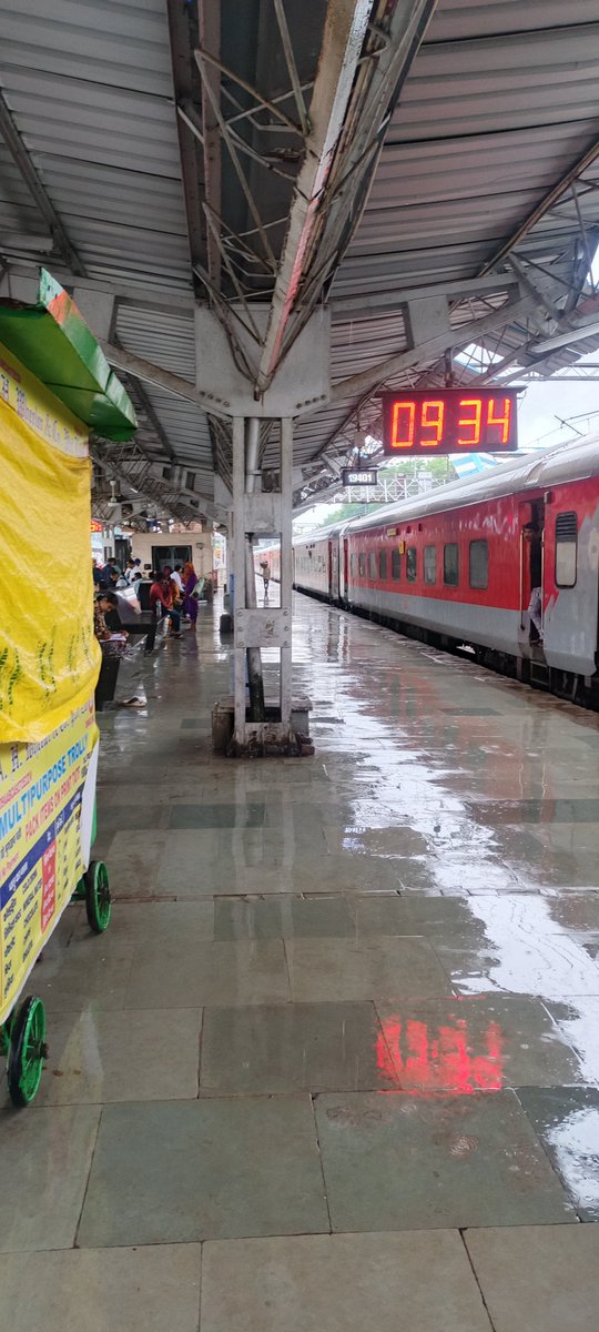 RailwayMst's tweet photo. ये उन्नाव जंक्शन के pf 2 और 3 के हाल है??

टीन शेड ज्वाइंट खराब हो जाने के कारण बारिश में पूरा प्लेटफार्म और सीट दोनों पानी से भीग जाती है?? 

कृपया समस्या को संज्ञान में लेते हुए उचित कार्यवाही करें।।

@drm_lko @GM_NRly @RailwaySeva @PMOIndia https://t.co/5bxt0AHOBL