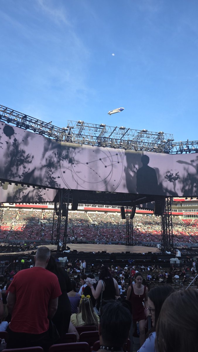 TheClauClau's tweet photo. @xxgrwminju I was in 100's and it was awesome! This pic has no zoom. https://t.co/EEnk3o8MfN