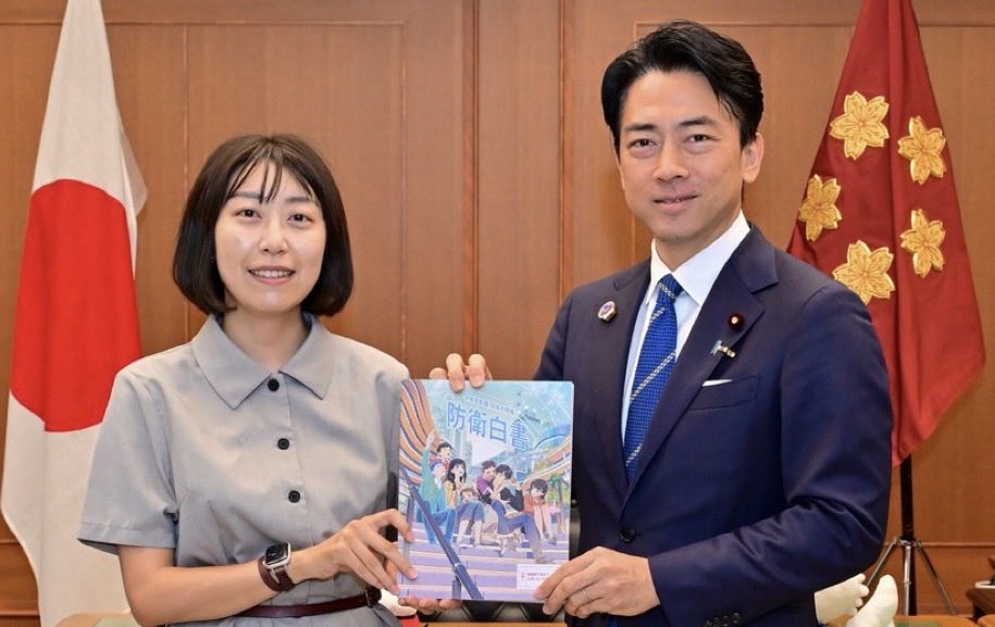 ho5341927556176's tweet photo. 新しい「防衛白書」の表紙を担当されたイラストレーターさんが1歳のお子さんがいらっしゃるママと知りショック…😢自衛隊に嫌悪感はないけれど、現政権下の防衛省や大臣には多々不信感がある。こうやって有名かつ大衆受けするクリエイターや芸能人が政治のプロパガンダを請け負っていくのだろうか https://t.co/bybbMlqj7T