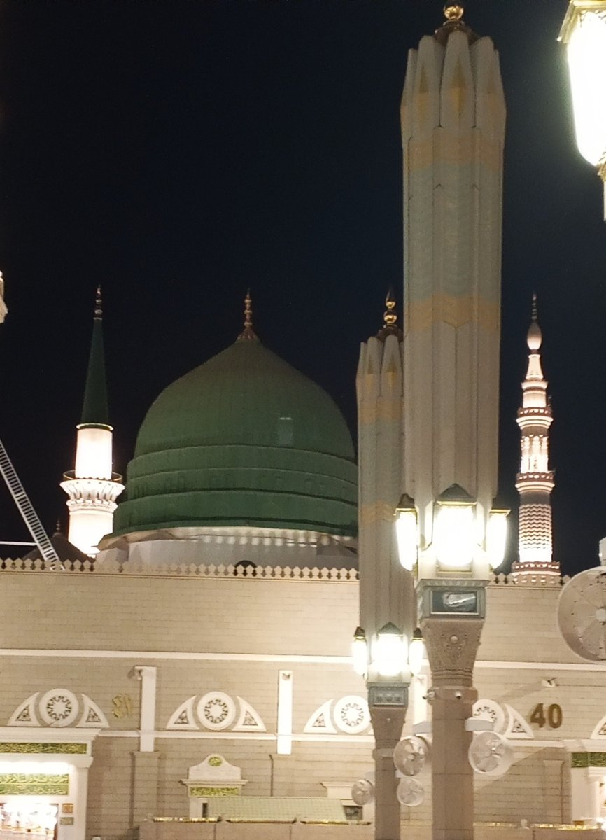 uziiirajput1's tweet photo. شَكَوتُ إِلَيْكَ حَالِي بِفَيْضِ مَدَامِعِي
وَجِئْتُ حِمَاكَ وَالذُّلُّ فِيكَ شَفِيعِي
وَقُلْتُ لَعَلِّي أَنْ أَفُوزَ بِنَظْرَةٍ
مِنَ الْمُصْطَفَى تَحْيَا بِهَا أَوْجَاعِي
فَلَا تَحْرِمَنِي يَا سَيِّدِي مِنْ جِوَارِكُمْ
فَحُبُّكُمْ عِنْدِي أَسْمَى مَطَامِعِي

میں نے اپنے آنسوؤں کی روانی کے ساتھ
اے محبوب ﷺ! آپ سے اپنا حال عرض کیا،
اور آپ کے در پر حاضر ہوا
کہ آپ کی بارگاہ میں عاجزی ہی میری شفاعت بن جائے۔
اور میں نے دل میں کہا کہ شاید
مجھے مصطفیٰ ﷺ کی ایک نظر نصیب ہو جائے،
جس سے میرے زخموں کو زندگی مل جائے
اور میرے تمام دکھ مٹ جائیں۔
پس اے میرے سردار ﷺ!
مجھے اپنی قربت سے محروم نہ فرمائیے،
کیونکہ آپ کی محبت
میرے نزدیک تمام آرزوؤں سے بلند تر ہے۔
❤️ ﷺ ❤️