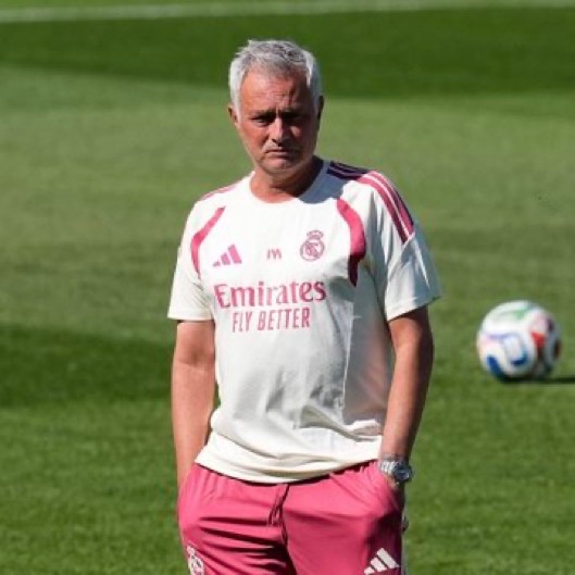 MadridXtra's tweet photo. 🚨CONFIRMED: José Mourinho personally CALLED VINÍCIUS after the World Cup.

He told him he will be a KEY PLAYER. Their relationship is VERY good. @ellarguero https://t.co/hpvVpGhlO2