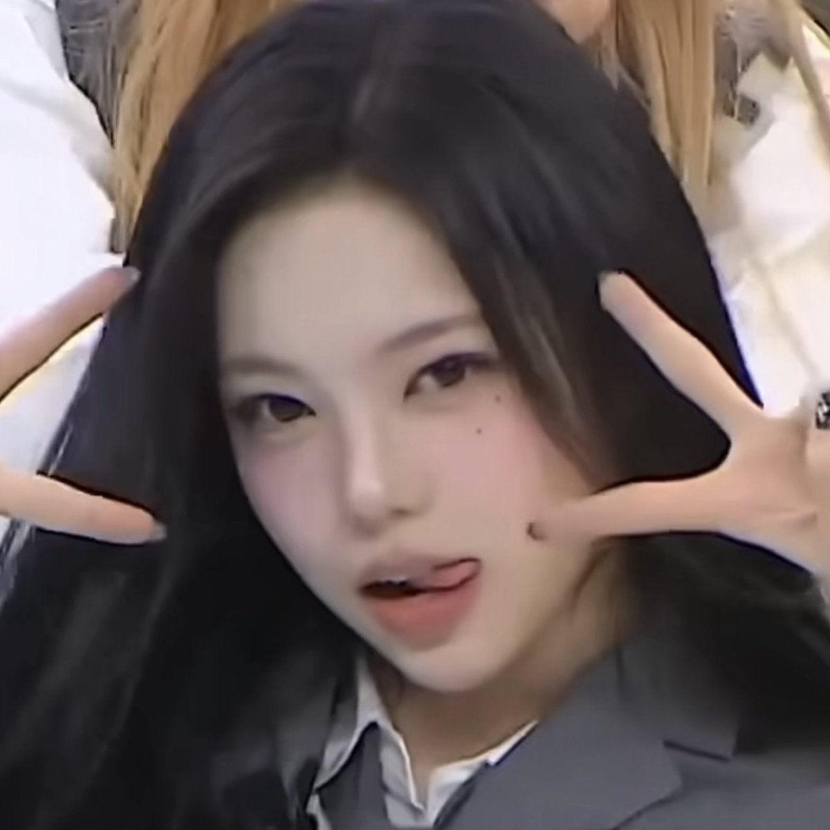wooanz's tweet photo. she has such a cat face its genuinely crazy https://t.co/sfsFctWihW
