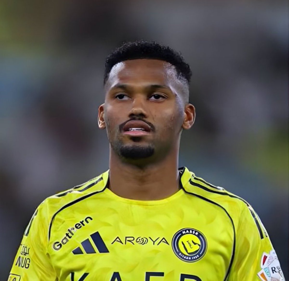 dah7ii's tweet photo. بعيداً عن موضوع العقيدي الذي الحديث فيه يطول جداً وارى التايم لايتوقف عنه منذ أيام 

لكن أيمن يحيى انا مغرم بعقليته جداً ، كلنا نعلم أن ايمن يحيى لاعب هجومي واقرب للمرمى ولاعب يعرف كيف يسجل وفتره من الفترات مع فيتوريا شالنا وكان نجم الفريق الاول مع ذلك مؤخراً اصبح يلعب في خانة الظهير الايسر " الابعد عن المرمى" 
ومهما قدم من نجومية لن تساوي قيمه تسجيل الاهداف وحسم المباريات مع ذلك 
لم اسمع اي حديث حتى كاشاعة عن استياءه او زعله او رغبته بالمغادره 

مع العلم انا متاكد واراهن ان ايمن لو يلعب باستمرار في الامام لسجل العديد من الاهداف ولكان علامة فارقه 

لكن ايمن اختار أن يكون عاشقاً ومحترفاً 💛