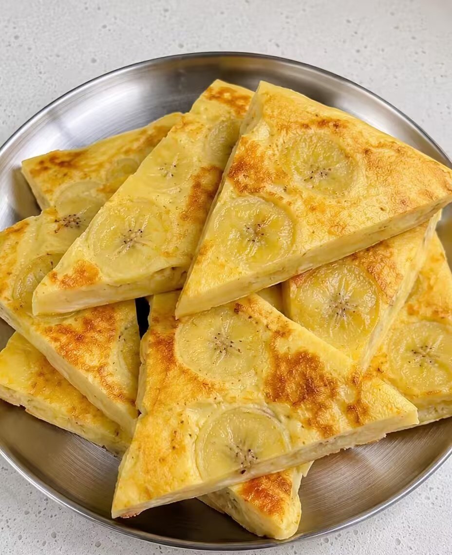 eowyn6785's tweet photo. 零失败10分钟早餐系列—香蕉牛奶鸡蛋饼
自己做的干净放心，幸福感爆棚呀 https://t.co/9TV4MjYksq