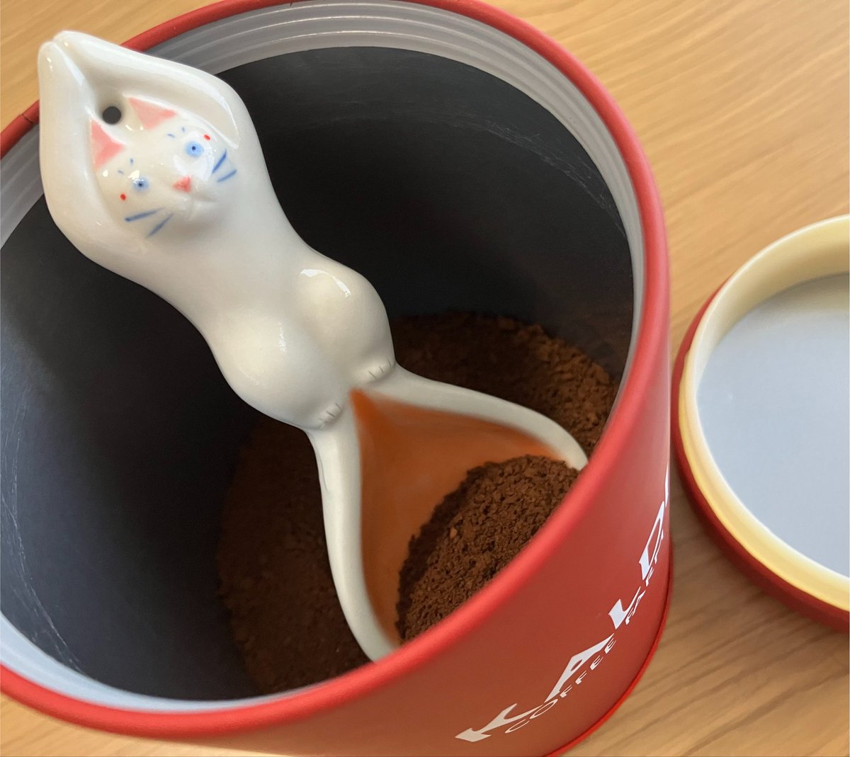 Cymbi_t's tweet photo. 友達が誕生日プレゼントにくれたほたる庵先生のスプーン
コーヒーの粉を掬うのに愛用しています。
半分掬ったら丁度いい濃さ☕️
毎日カワイイ💖 https://t.co/VAvhN7P3vB