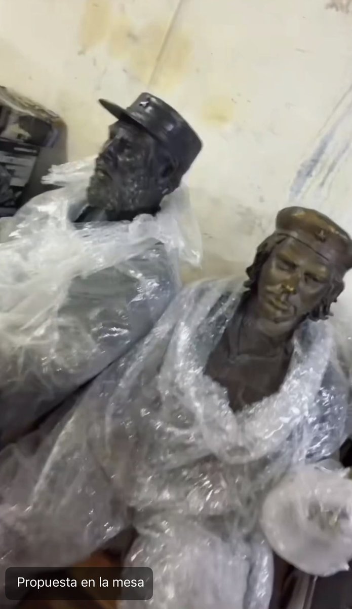 NachoRgz's tweet photo. Hace unos días la jefa de gobierno @ClaraBrugadaM anunció que ante el “secuestro” de las estatuas de Fidel Castro y del Ché por parte de la alcaldesa de poca monta @AlessandraRdlv, ella mandaría a colocar 2 nuevas estatuas más, OOBVIAMENTE en alguna alcaldía lejos de la influencia del Cartel Inmobiliario. Pues esto provocó que la tiktokera @AlessandraRdlv EXPLOTARA porque como no puede destruir las estatuas porque sería DELITO, cuando la corran de la Cuauhtemoc el próximo año y éstas se rescaten, habrán CUATRO estatuas de Fidel y el Ché en CDMX, lo que pone furiosos a los ultras españoles de VOX que son quienes le ordenaron a @AlessandraRdlv quitarlas. Entonces ahora pues saca un video donde en pocas palabras le pide a Clara que no ponga esas estatuas porque serán una “pérdida de dinero” aunque no les cueste nada al erario en realidad. Así yo sugeriría que las nuevas estatuas del Che y Fidel las pusieran en Tlalpan, en Periférico Sur cerquitita de la que llaman “la televisora del Ajusco”. Incluso hasta podrían poner a ambos PASEANDO UNA PERRITA 😂😂😂