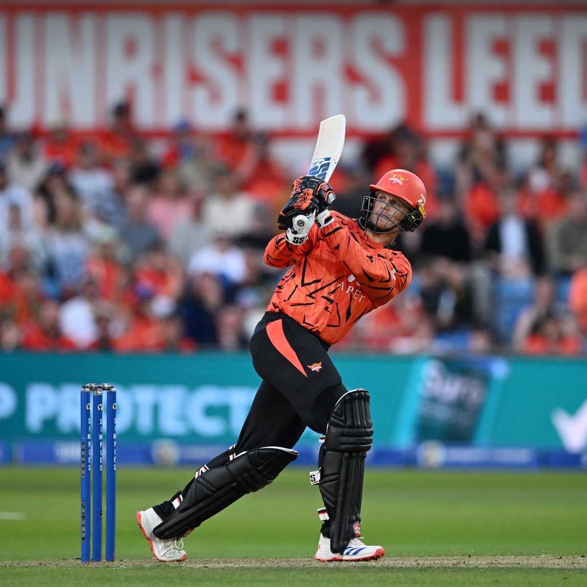 cricbuzz's tweet photo. MAYHEM AT HEADINGLEY!

Sunrisers Leeds smashed the highest total in Hundred history - 2⃣4⃣1⃣, including a whopping  2⃣1⃣ sixes - also a record 🤯

London Spirit fell short by 37 runs, but David Willey smashed an unbeaten 83 👏

#TheHundred https://t.co/PqxxlBCUDw