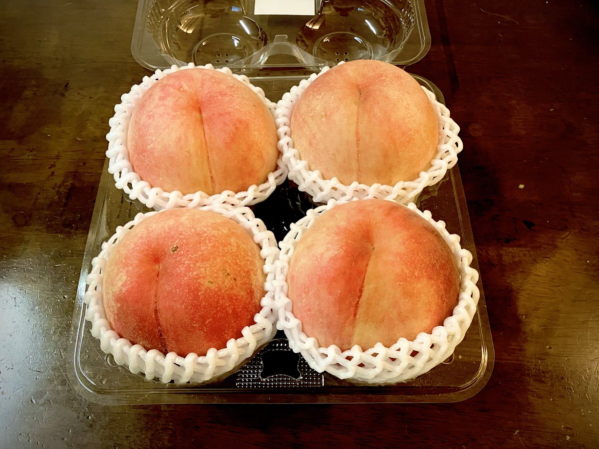 anshingroup's tweet photo. 車で移動中に果物の直売所で大好きな桃を買いました。
う〜、早く食べたい。

#富山　#保険　#桃　#猛暑 https://t.co/jDbsc1ipHR