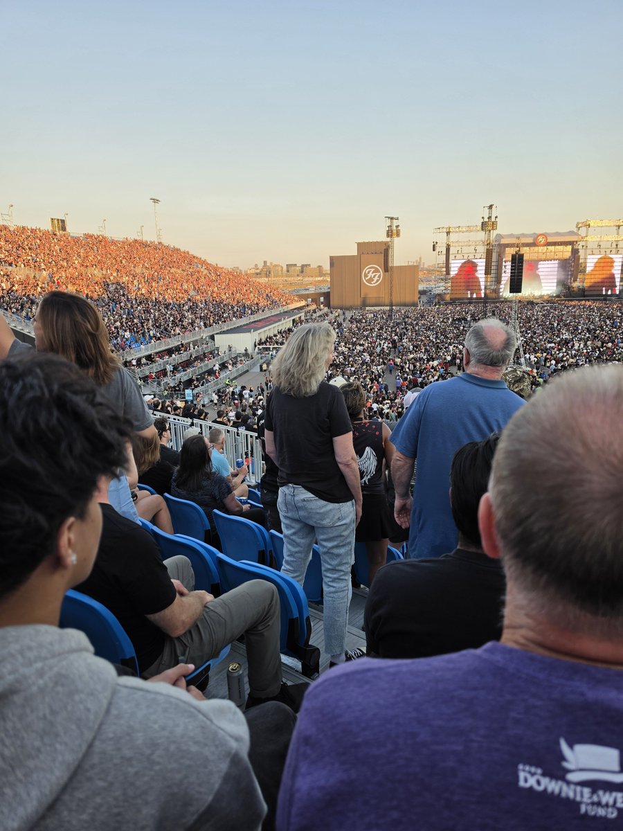 Cycling_Broooon's tweet photo. Found James May at the Foo Fighters gig in Toronto...
@JeremyClarkson https://t.co/JCx80Zctnz