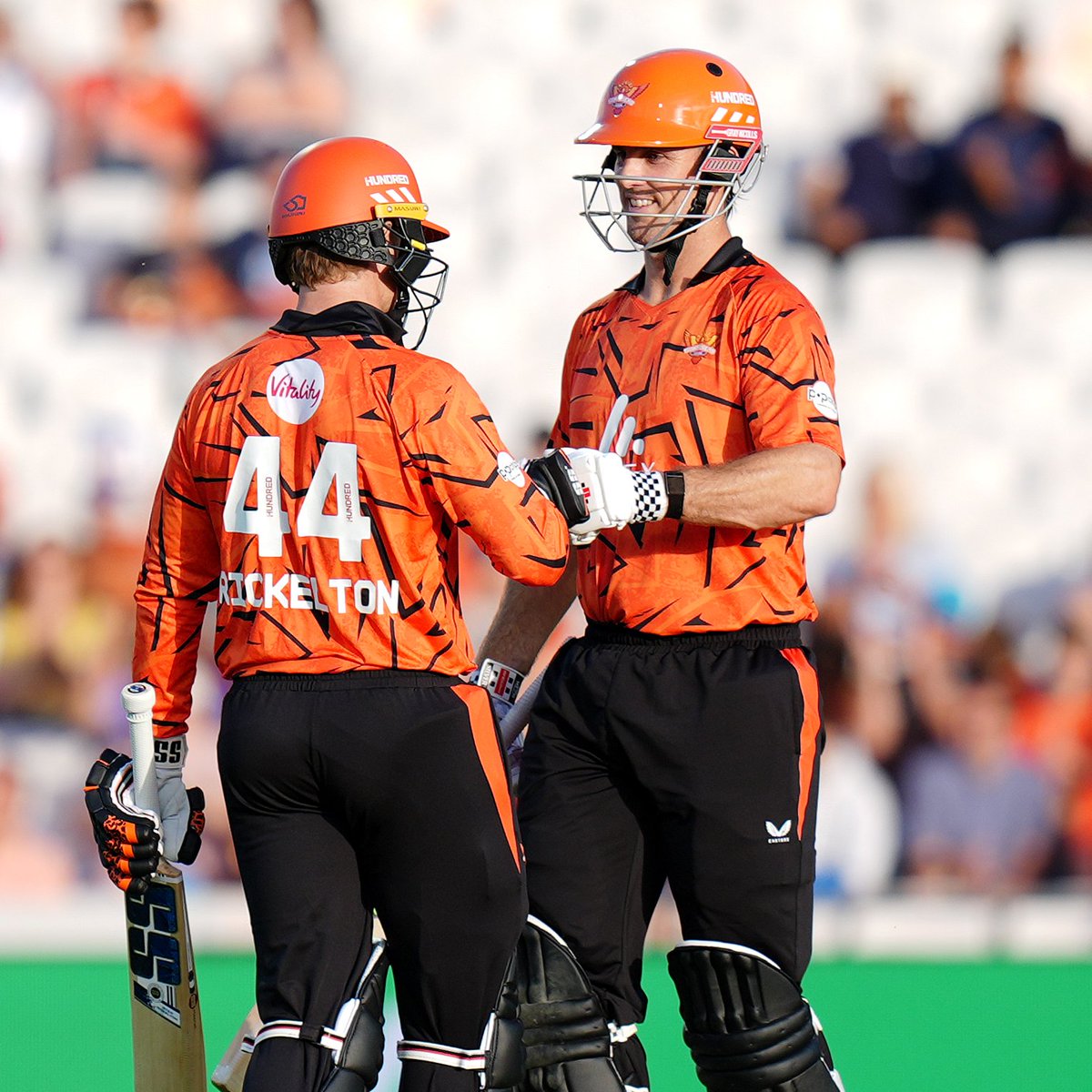 cricbuzz's tweet photo. MAYHEM AT HEADINGLEY!

Sunrisers Leeds smashed the highest total in Hundred history - 2⃣4⃣1⃣, including a whopping  2⃣1⃣ sixes - also a record 🤯

London Spirit fell short by 37 runs, but David Willey smashed an unbeaten 83 👏

#TheHundred https://t.co/PqxxlBCUDw