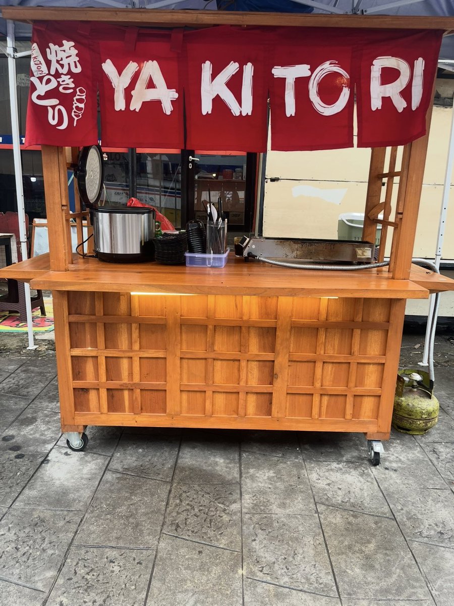2cheesy4u_'s tweet photo. Permisi warga x, siapa tau ada yang lagi cari gerobak buat usaha.

Jual gerobak kayu, cocok buat dimsum, yakitori, angkringan, atau jajanan lainnya.

180 cm × 90 cm 

2,7jt dinego aja ya, yang penting bisa cepet keluar rumah karena udah lumayan makan tempat😅

Lokasi: Matraman https://t.co/ewdVoF7QkK