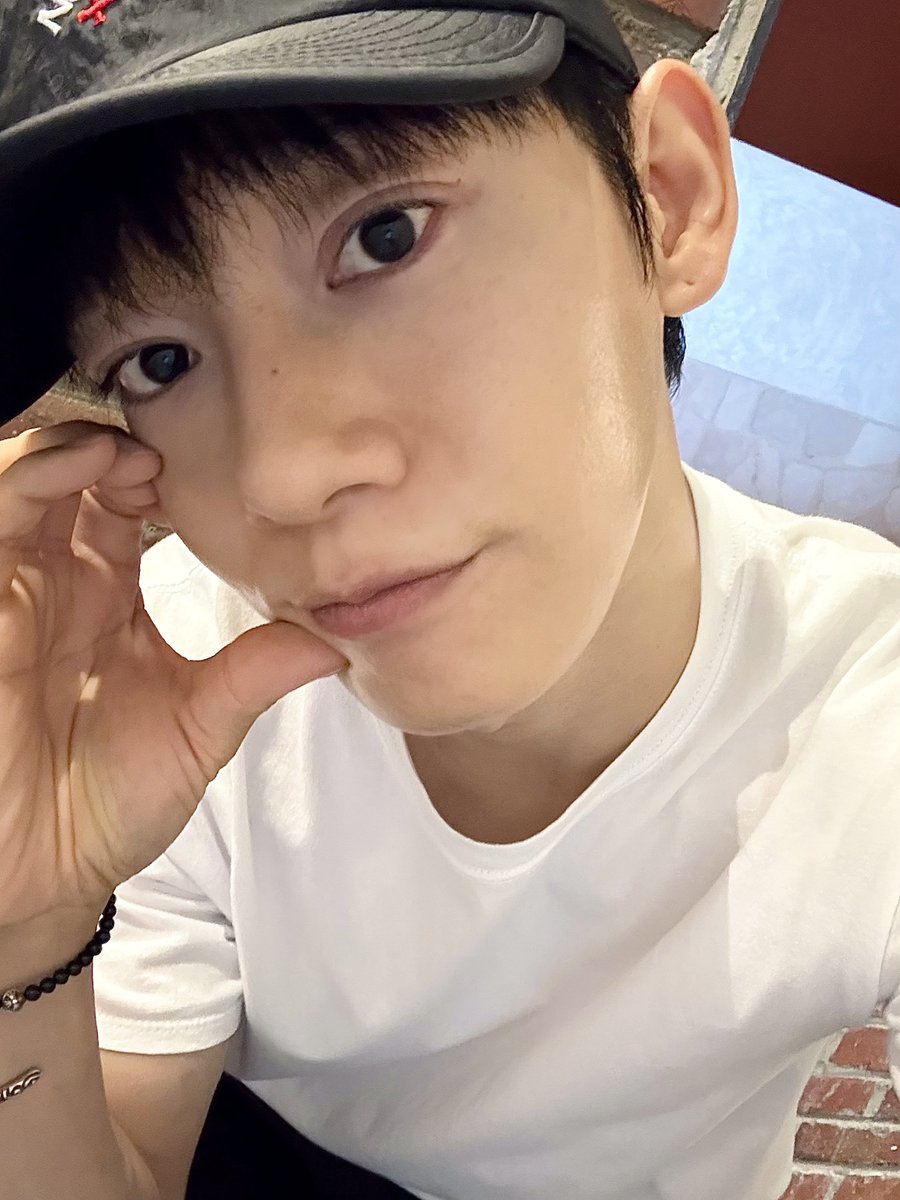 WITHKINGJD's tweet photo. 260805 #CHEN 🫧

Jongdae greeted EXO-L a Happy Birthday with a selfie 💛🩷

🦖: What were you doing?
🦖: You're not sitting there looking straight down like this, right?!?
🦖: You're not just staring at your phone, right!?!?
🦖: First, let's do a quick stretch!
🦖: Stretching~~~~
🦖: And open your eyes wide, too!!!
🦖: 💛
🦖: Do you feel a bit more awake now?😎
🦖: Then
🦖: Happy 12th Birthday💛

#CHEN #첸 #HappyEXOLDay #EXOL12thAnniversary