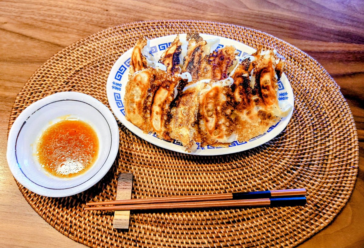 kzy2's tweet photo. 今日のお昼ごはんは、潔く、餃子12個のみです。
ビール🍺とかライス🍚とかもなしです。
でも美味しそうでしょ？☺️
#お昼ごはん https://t.co/wBghTI4bCJ