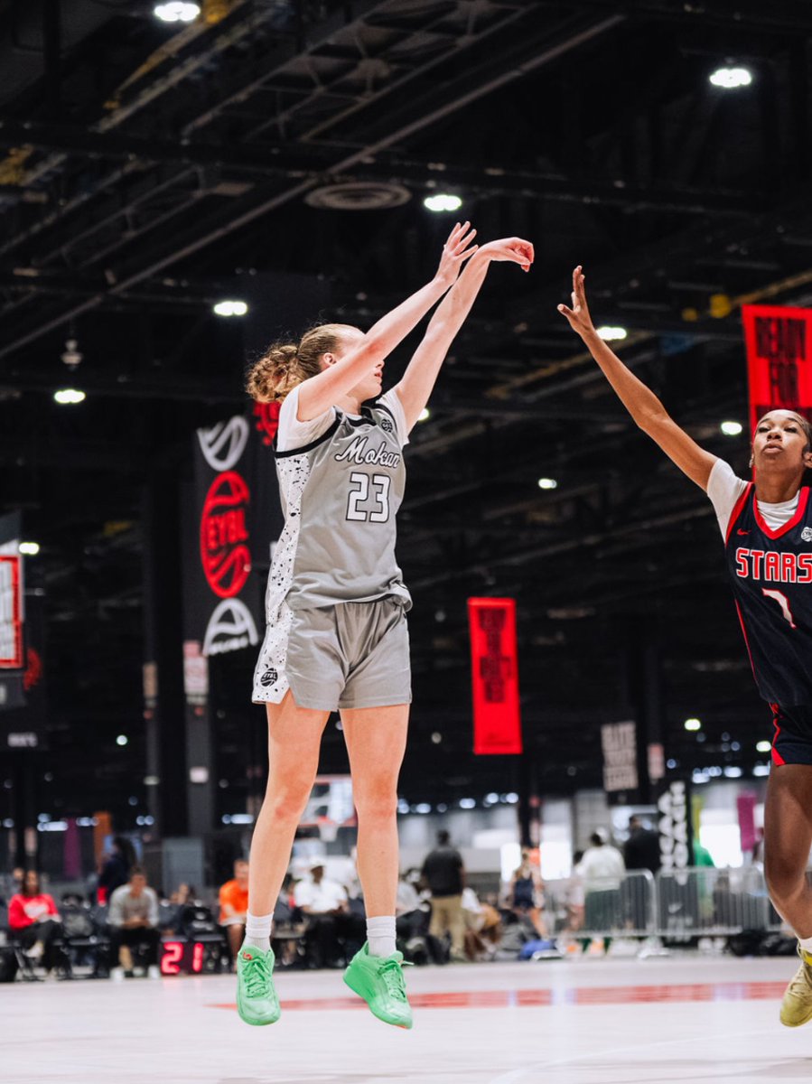 rileyheinmo's tweet photo. 3 years chasing the goal of EYBL. This summer MOKAN gave me a shot. We started 2-3, won 14 straight into brackets inChicago, a run I'll never forget. Thank you to  coaches, teammates, &amp; family. This goal showed me I can make it, but also how far I have to go. That work starts now https://t.co/2RrkJXvfwD