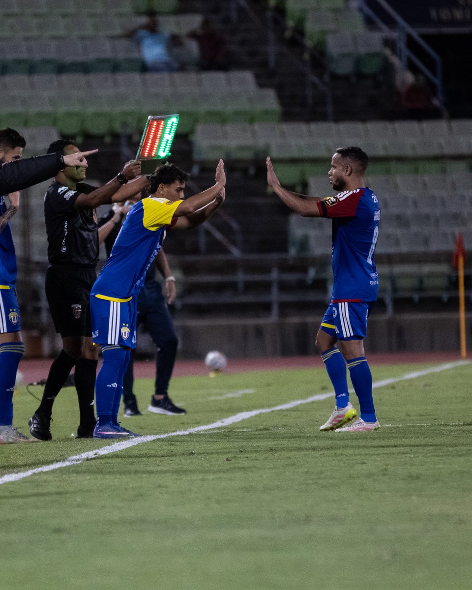 LigaFUTVE's tweet photo. 👏🏻 • El chamo Junior Araujo, de la generación 2009, debutó con el primer equipo de @UCVFCOFICIAL en la victoria (2-1) ante Monagas

👀 • Araujo dejó muy buenas impresiones desde su ingreso, completando el 100% de sus pases

🇻🇪 • El desequilibrante extremo es uno de los pilares de La Vinotinto Sub-17, que estará disputando el Mundial de Catar entre noviembre y diciembre de este año

📸 • @JPabloLobo | @freeloop  

#LigaFUTVETriunfobet