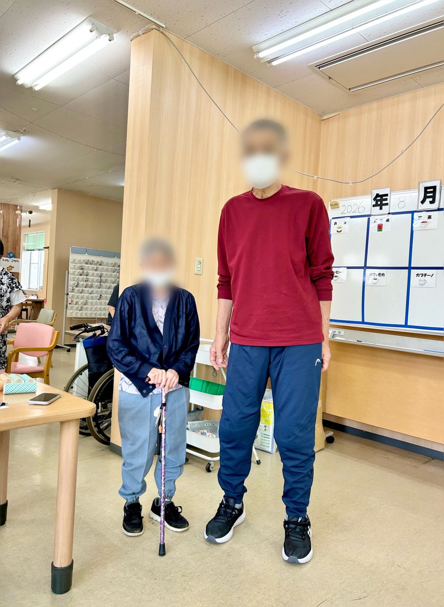 RihabiriRaicho's tweet photo. 最近ご利用が始まったY様。
身長なんと190cm❗️
小柄なS様と並ぶとこんな感じに。
すごい身長差💦

#デイサービス　#リハビリ　#介護 https://t.co/ULOye8FJqQ