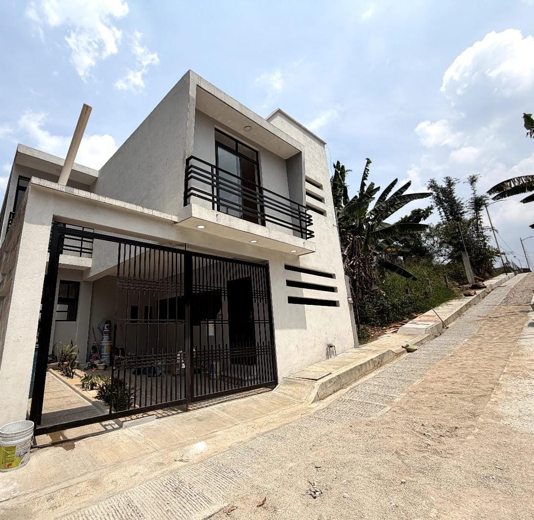 janeiroinmo's tweet photo. 🏡 ¡Estrena casa en Córdoba, Ver.! ✨ En privada a 2 min de McDonald’s (Santa Leticia).

📐 96 m² terreno | 123 m² const. 🛏 3 recs (principal c/baño y balcón) 🍳 Cocina integral, patio y cochera c/portón 💰 $1,780,000
Aceptamos Infonavit y Bancarios 💳 https://t.co/IpRJuCIIjR