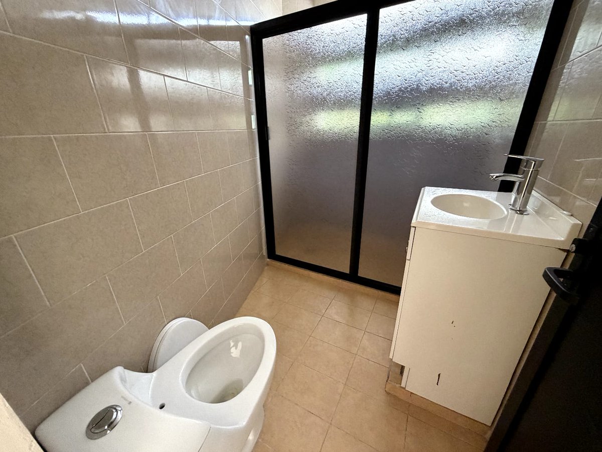 janeiroinmo's tweet photo. 🏡 ¡Estrena casa en Córdoba, Ver.! ✨ En privada a 2 min de McDonald’s (Santa Leticia).

📐 96 m² terreno | 123 m² const. 🛏 3 recs (principal c/baño y balcón) 🍳 Cocina integral, patio y cochera c/portón 💰 $1,780,000
Aceptamos Infonavit y Bancarios 💳 https://t.co/IpRJuCIIjR