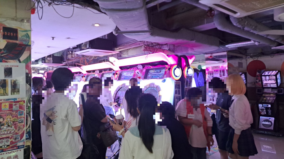 hinappu_'s tweet photo. 世界一maimaiが多いゲーセンへ
めっちゃ人いてすごい、人気だ https://t.co/uDVA78PO3f
