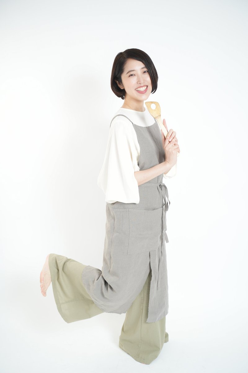 eriko_editor's tweet photo. プロフィール写真、変えようと思います。

とはいえ、
いきなりアイコンが変わって、「誰だっけ？」とならないよう、ひとまず予告です！

実は、５月に撮影していただいたのですが、
特盛にしていただいたレタッチが
あまりにも素敵すぎて、
「これを自分と言っていいのか！？？？」と
数か月、悩み続けていました！😆

そして結局「やっぱ自分らしいかな」と思えるオリジナル版を採用です。

ちなみに２枚目は「Linked In 用？」
（やってないけど！😂）

そして、３枚目はノリで撮った「ダメ主婦奮闘バージョン」です！
（いつ使うんだ！！？？）