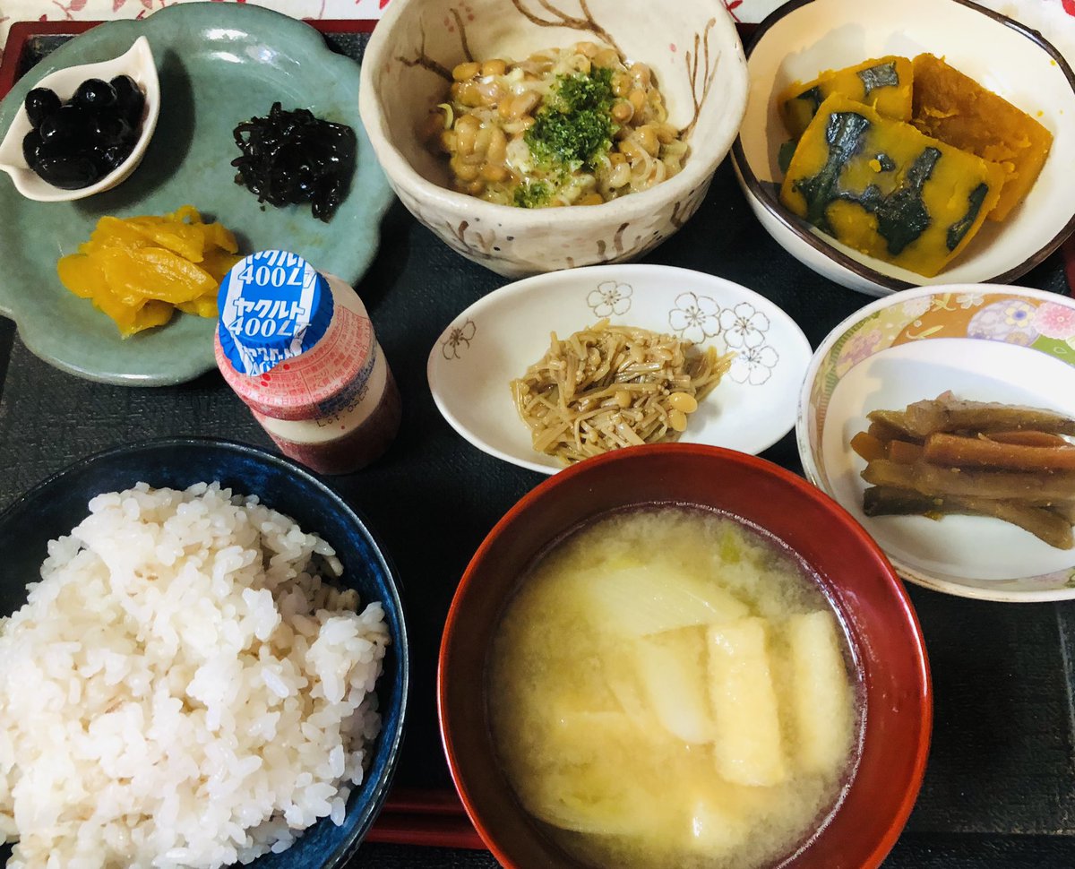 sousyu1028's tweet photo. #朝ごはん
麦ごはんと根深汁
茗荷納豆
かぼちゃ煮
きんぴらごぼう
自家製なめ茸
黒豆
しそ昆布
つぼ漬け
ヤクルト
#料理記録 #Twitter家庭料理部 #料理好きと繋がりたい #おうちごはん https://t.co/ZDVVh8HbJZ