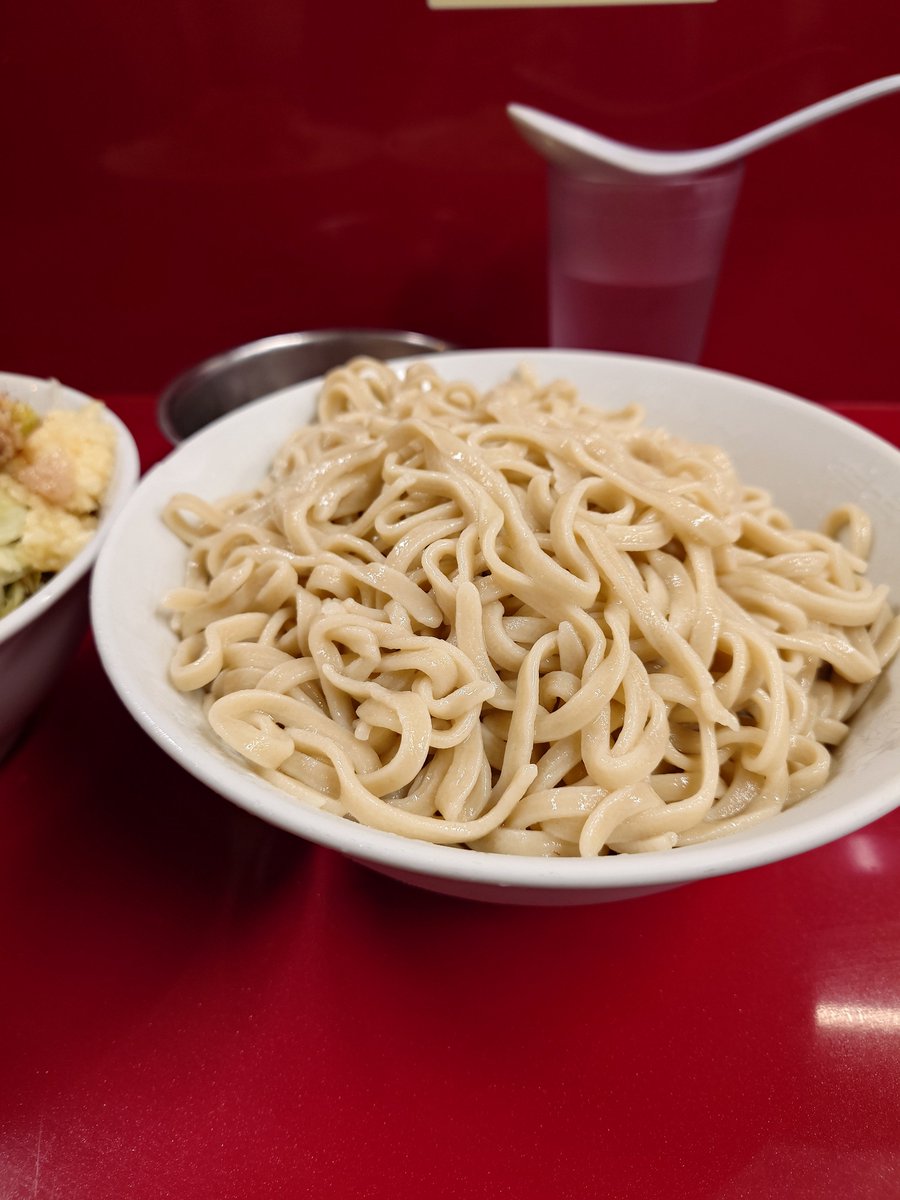 8431Yukio's tweet photo. ラーメン二郎 越谷店

２週間ぶり、

ラーメン 　つけ麺　  生卵  生姜　全マシ

麺、小麦香る中太麺〜
豚も、やっぱり旨し〜
つけ汁、ショウガが効いたキレキレで〜〜

豚、極厚過ぎる、
旨旨の一杯、
満足しました!
今日も豚はすごい、

ご馳走様でした😅 https://t.co/JoAPRFwEzO