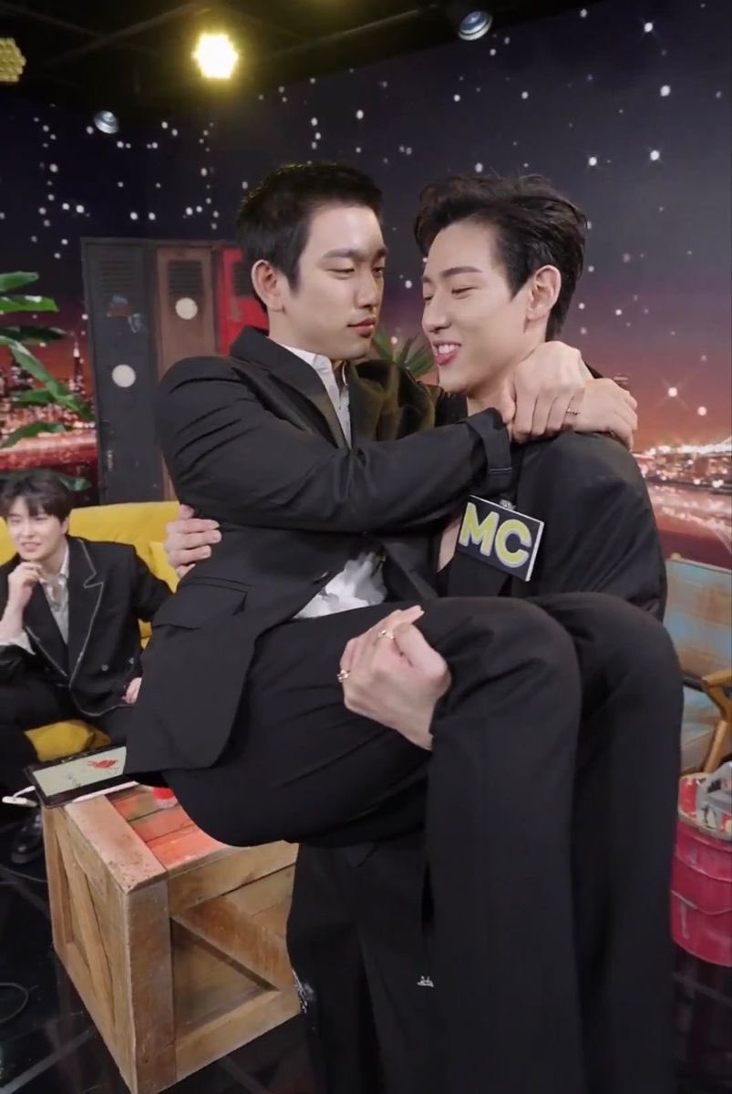 Jinyoungbase's tweet photo. Bambam talked about Jinyoung during an interview on Today Show. 

🐍: “Jinyoung hyung is usually serious about everything. In GOT7, the 6 members besides Jinyoung, are all loud and noisy. So Jinyoung is the one who keeps everything organized and eases every kind of situation.”

🐍: “(During GOT7’s meetings) Jinyoung is the one who summarizes everything and turns each member’s ideas into a win-win solution.”

*It’s fascinating that he’s both the peacemaker and the instigator in his group. 😂

©️yooneam on youtube, photo owners
#Jinyoung #BamBam‌