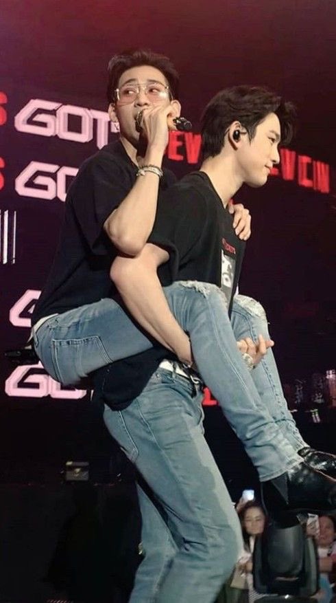 Jinyoungbase's tweet photo. Bambam talked about Jinyoung during an interview on Today Show. 

🐍: “Jinyoung hyung is usually serious about everything. In GOT7, the 6 members besides Jinyoung, are all loud and noisy. So Jinyoung is the one who keeps everything organized and eases every kind of situation.”

🐍: “(During GOT7’s meetings) Jinyoung is the one who summarizes everything and turns each member’s ideas into a win-win solution.”

*It’s fascinating that he’s both the peacemaker and the instigator in his group. 😂

©️yooneam on youtube, photo owners
#Jinyoung #BamBam‌