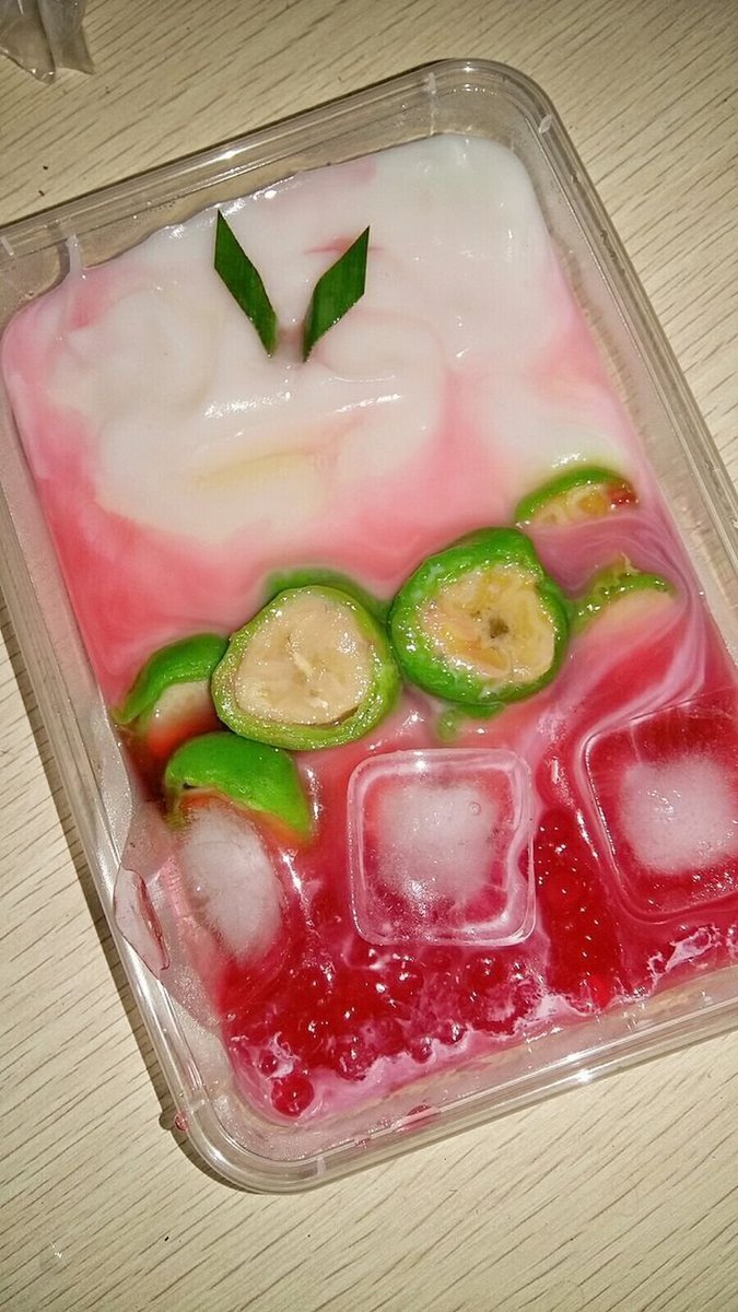 amanaja00's tweet photo. Es campur atau Es pisang ijo? https://t.co/lVPdr7u9E8