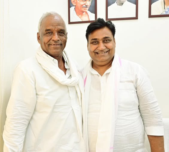 GovindDotasra's tweet photo. सीकर लोकसभा सांसद एवं प्रखर किसान नेता श्री अमराराम जी को जन्मदिन की हार्दिक बधाई एवं शुभकामनाएँ।

शेखावाटी की पावन धरती से उठी आपकी बुलंद आवाज़ ने देश के अन्नदाता को नई ताक़त दी। किसानों की आवाज़ को आपने संसद के सर्वोच्च मंच तक पूरी निडरता और प्रतिबद्धता के साथ पहुँचाया है।

ईश्वर से आपके उत्तम स्वास्थ्य, सुदीर्घ एवं खुशहाल जीवन की मंगलकामना है।

@AmraRamMPSikar