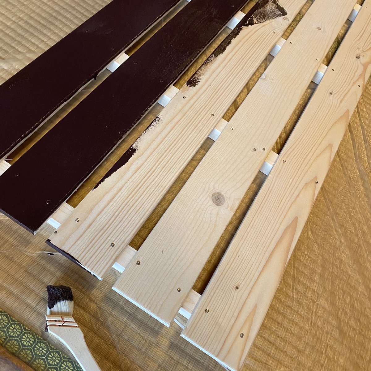 fujiya_nagoya's tweet photo. コロナ禍で世の中が不安に包まれていた頃、89年前に曽祖父が始めた冨士屋本店を守りたいという思いから、宴会禁止で使えなくなった宴会場を「何とか生かせないか」と考え、手作りで和かふぇ冨士屋を作りました。

その時、心に描いていたのは、ドラゴンクエストでいう「ルイーダの酒場」のような場所。

5年が経った今、お抹茶や甘味、お酒、和食をはじめ、伝統工芸や伝統芸能、ドールやぬいぐるみ、和小物、お芝居、ゲーム、音楽、アニメ、アイドルなど、本当にさまざまな「好き」が集まる場所になりました。

当店をきっかけに新しい世界や美味しいものと出会い、それぞれの「好き」がつながり、また新しいご縁が生まれていく。

そして、日々頑張っている方が、ほんのひととき心を休めに来てくださる。
そんな姿を目の前で見るたびに、この場所を作り、続けてきて本当によかったと感じています。

5年前に思い描いていた景色を、皆さまが一緒に作り上げてくださいました。

改めて御縁をいただきましたすべての皆さまへ、心より感謝申し上げます。

これからも、皆さまに楽しんでいただける場所であり続けられるよう、心を込めて努めて参ります。

冨士屋本店共々、今後ともどうぞよろしくお願いいたします。