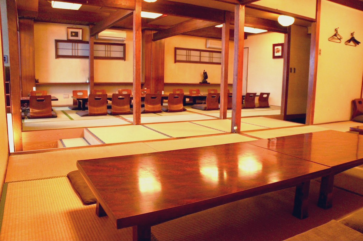 fujiya_nagoya's tweet photo. コロナ禍で世の中が不安に包まれていた頃、89年前に曽祖父が始めた冨士屋本店を守りたいという思いから、宴会禁止で使えなくなった宴会場を「何とか生かせないか」と考え、手作りで和かふぇ冨士屋を作りました。

その時、心に描いていたのは、ドラゴンクエストでいう「ルイーダの酒場」のような場所。

5年が経った今、お抹茶や甘味、お酒、和食をはじめ、伝統工芸や伝統芸能、ドールやぬいぐるみ、和小物、お芝居、ゲーム、音楽、アニメ、アイドルなど、本当にさまざまな「好き」が集まる場所になりました。

当店をきっかけに新しい世界や美味しいものと出会い、それぞれの「好き」がつながり、また新しいご縁が生まれていく。

そして、日々頑張っている方が、ほんのひととき心を休めに来てくださる。
そんな姿を目の前で見るたびに、この場所を作り、続けてきて本当によかったと感じています。

5年前に思い描いていた景色を、皆さまが一緒に作り上げてくださいました。

改めて御縁をいただきましたすべての皆さまへ、心より感謝申し上げます。

これからも、皆さまに楽しんでいただける場所であり続けられるよう、心を込めて努めて参ります。

冨士屋本店共々、今後ともどうぞよろしくお願いいたします。