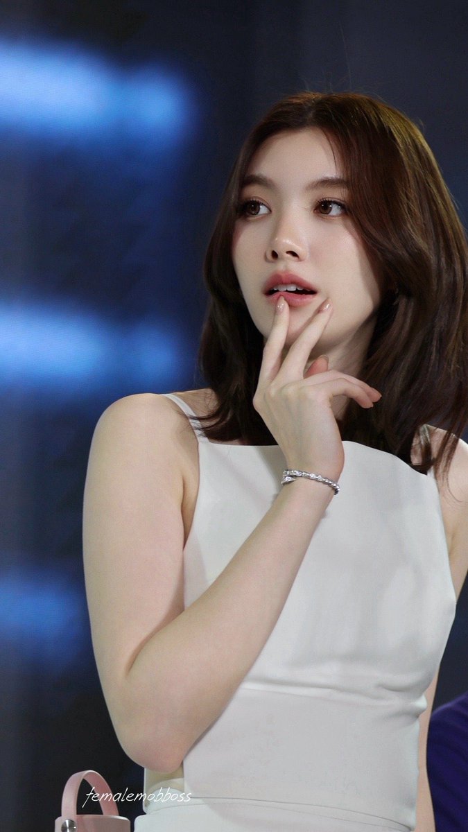 Minebaejuu's tweet photo. จริงๆกุอะชอบผู้หญิงผมยาวมากเลยนะ แบบโคตรสเปค จะรู้สึกว่าตัวเองตกหลุมรักผู้หญิงผมยาวง่ายมาก เมนนี่หลายคนตัดสั้นแต่ฉันก็ชอบตอนผมยาวมากกว่า ทั้งชีวิตมีผู้หญิงผมสั้นที่ทำกุหลง เพ้อๆ แบบสวยจังวะ แค่ 2 คนคือซากุระ กับน้องออม น้องงานนี้คือโคตรสวย หยุดเซฟรูปไม่ได้ 🫠 https://t.co/DYX2myPFPk