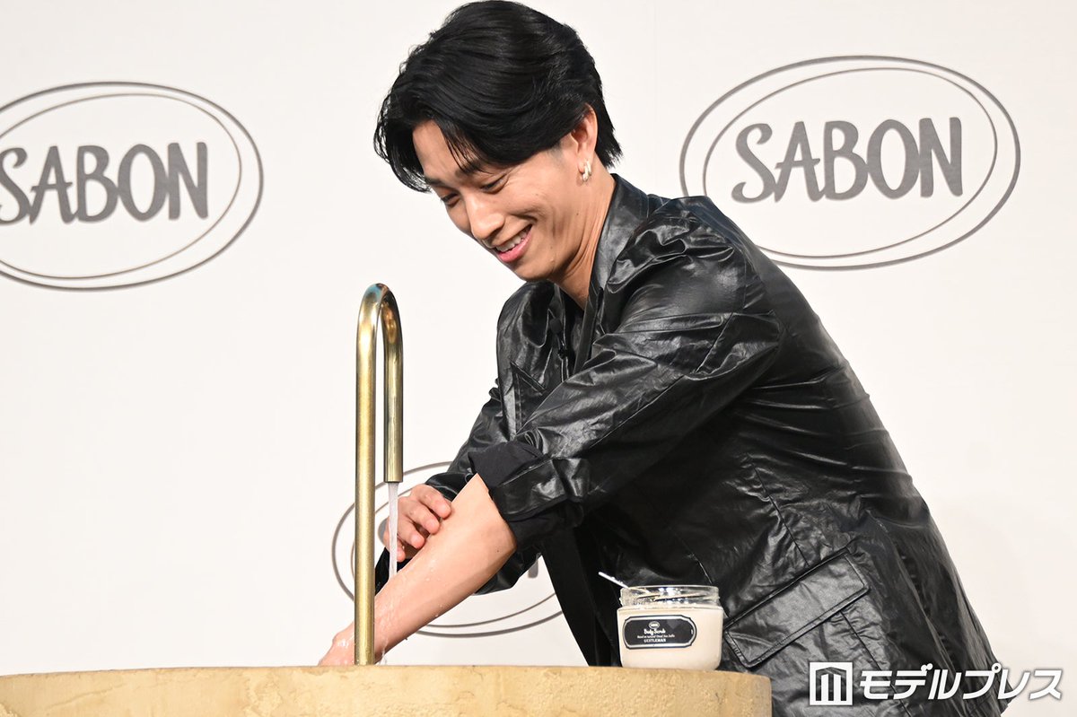modelpress's tweet photo. SixTONES田中樹、黒髪イメチェンで印象ガラリ
イベント中に衣装チェンジで“オフ”姿も披露
https://t.co/lAZ72n5iSj

金メッシュが定着していた田中。この日はレザー調の衣装に身を纏い、黒髪にカラーチェンジしたヘアスタイルをお披露目した。 https://t.co/zXPHoCOr4m