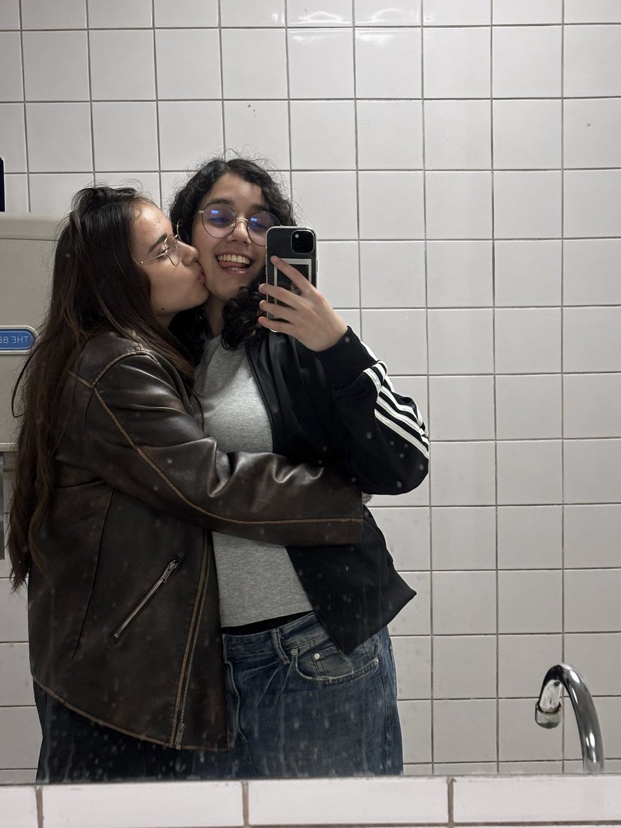 bvaleen15's tweet photo. ME AMA ME AMA ME AMAAA https://t.co/fmYMAk4i8X
