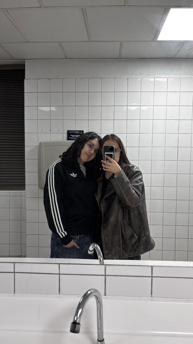 bvaleen15's tweet photo. ME AMA ME AMA ME AMAAA https://t.co/fmYMAk4i8X