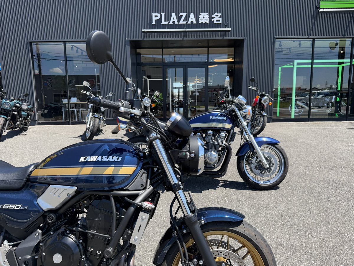Kawasakiplaza_'s tweet photo. 整備依頼があったゼファー750。そして新しいZ650RS。まるで親子くらい世代が離れている二台。どちらもカワサキらしいモーターサイクルです。ブルーは大好きなカラーリングの一つです。#カワサキプラザ https://t.co/EkQbmM0mGh