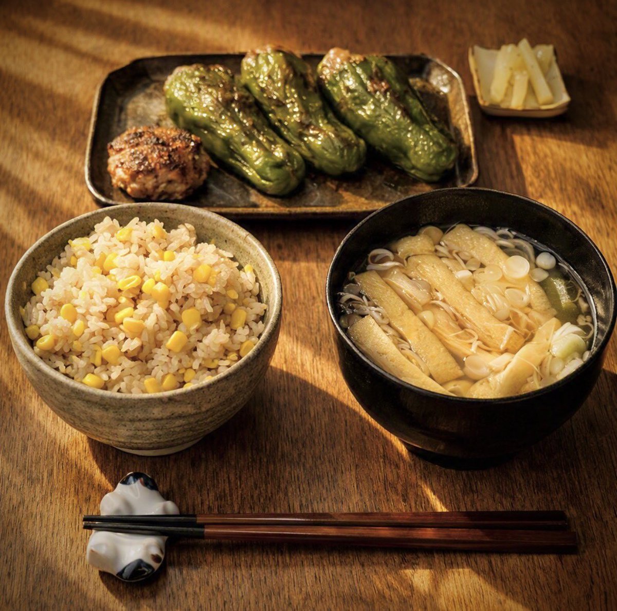 HappaHumu's tweet photo. ピーマンの肉詰めと、とうもろこしごはん🌽 https://t.co/zRlIR8A7y4