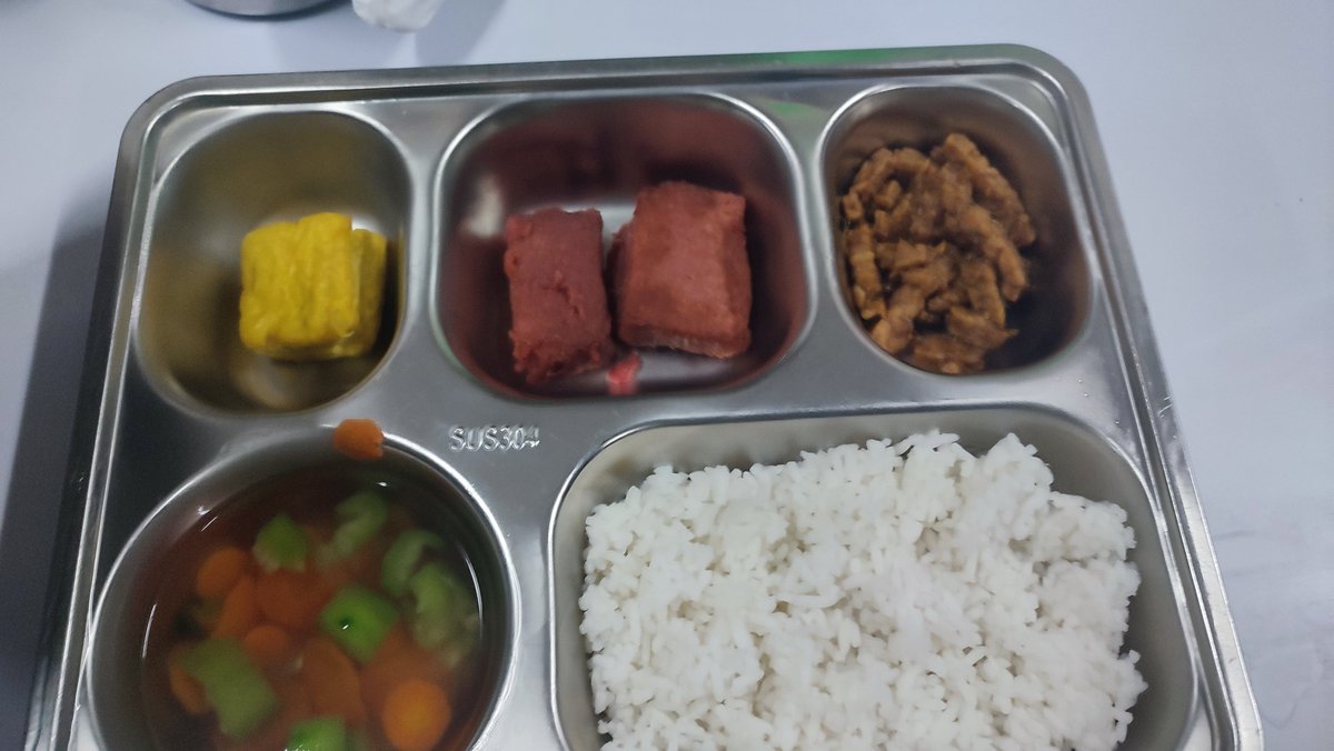 qwomix's tweet photo. Menu2 makanan pelatihan kopdes yg katanya menghabiskan triliun2an itu. Air minumnya pakai air demineral. Mirisnya, pelatih tentaranya ga tau beda air mineral dan demineral. 😂 https://t.co/3YIfrmwDMi