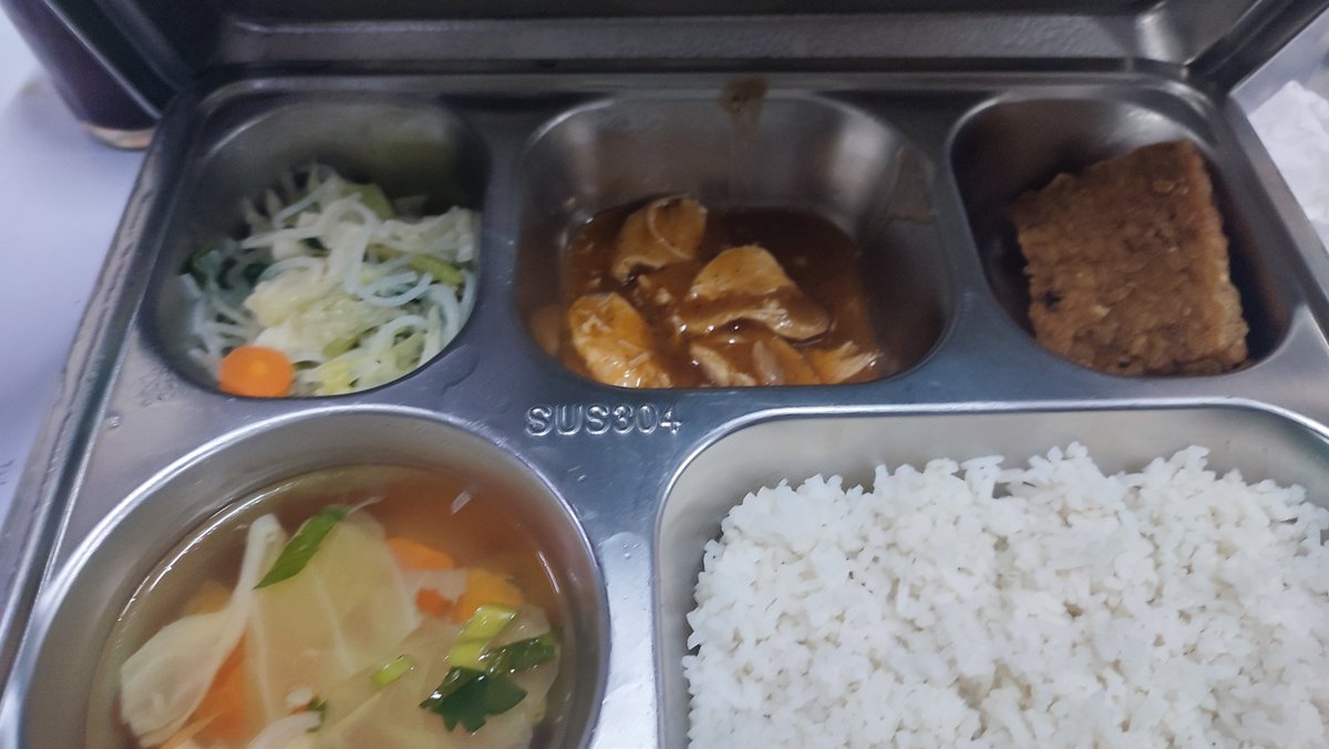 qwomix's tweet photo. Menu2 makanan pelatihan kopdes yg katanya menghabiskan triliun2an itu. Air minumnya pakai air demineral. Mirisnya, pelatih tentaranya ga tau beda air mineral dan demineral. 😂 https://t.co/3YIfrmwDMi