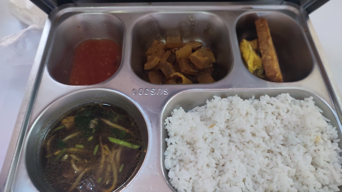 qwomix's tweet photo. Menu2 makanan pelatihan kopdes yg katanya menghabiskan triliun2an itu. Air minumnya pakai air demineral. Mirisnya, pelatih tentaranya ga tau beda air mineral dan demineral. 😂 https://t.co/3YIfrmwDMi