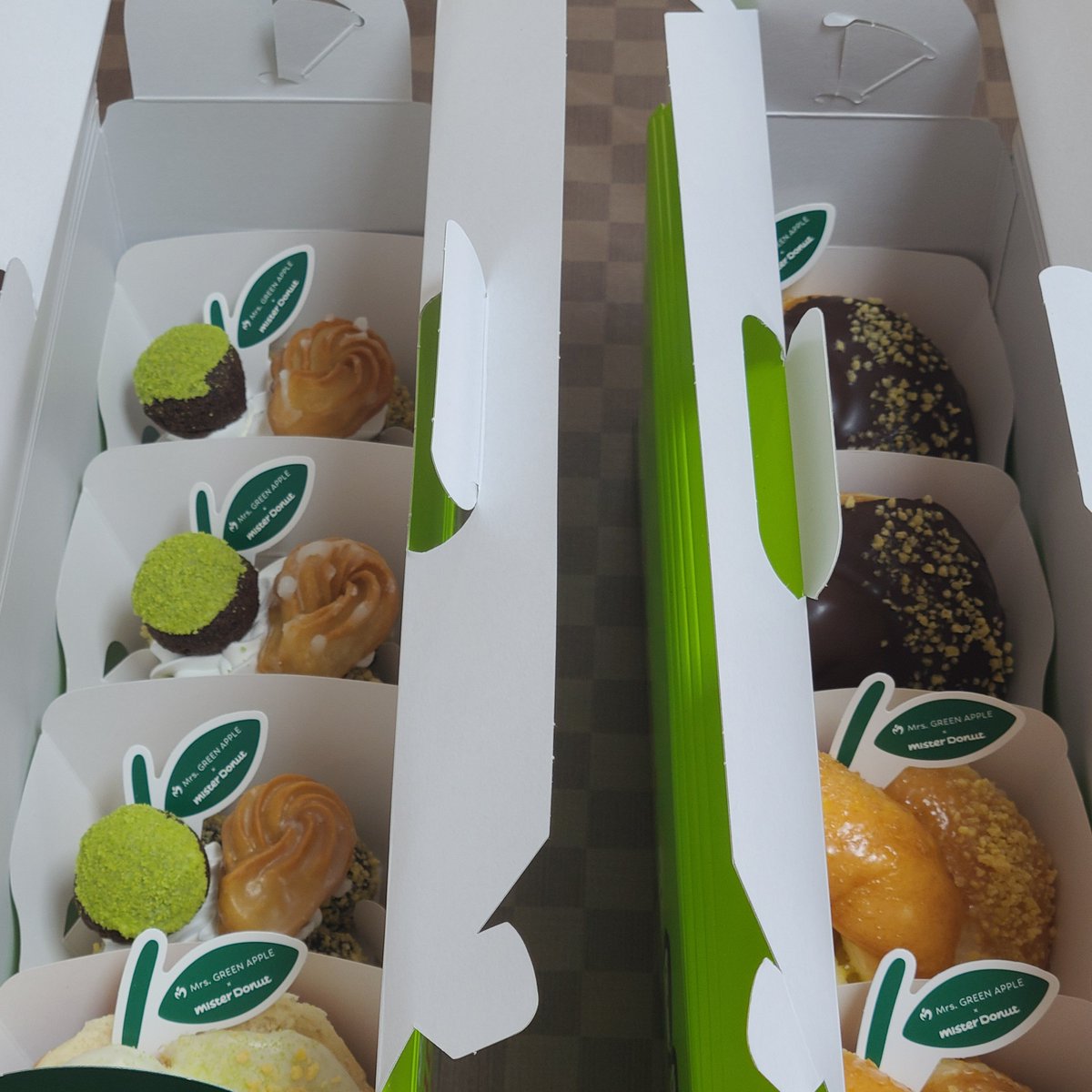 misaki19037's tweet photo. ミセスドーナツ🍩貰って来た！
10個注文したから1つの箱に2段商品が入ってるのかと思ってたら、まさかの箱2個、閉じた箱の角のメメルも折らずに受け取れたよ！ドーナツの箱の角を折る定員さんいるけど、ちゃんと分かってる❗夫が帰って来るまでにBOXだけは死守しました。 https://t.co/GM6E7XgJOs